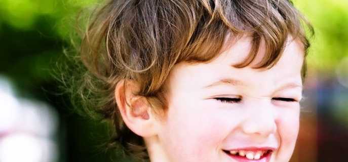 Нужно ли обращаться к врачу, если ребенок часто моргает глазами