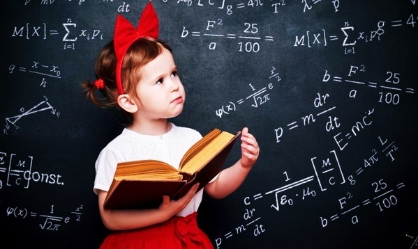 Девочка с учебником