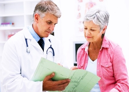 Женщина с врачом