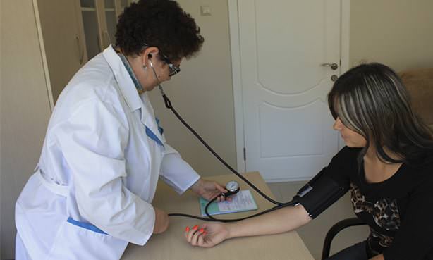 Измерение АД в кабинете врача