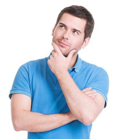 Мужчина думает о симптомах