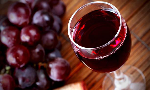 Бокал сухого красного вина