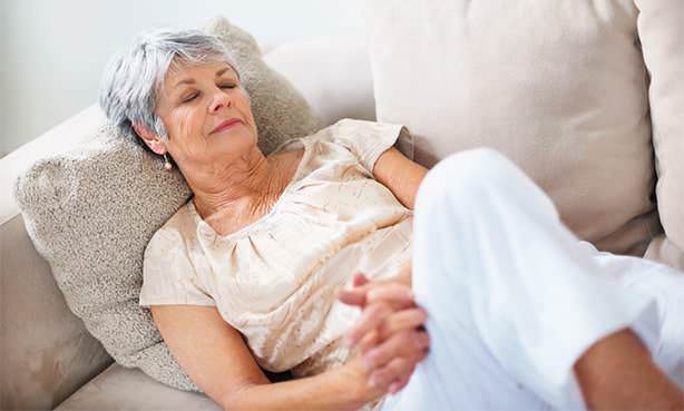 Женщина на диване, отдыхает