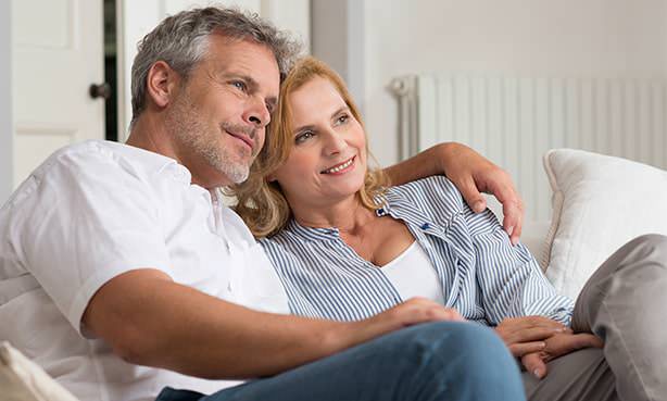 Мужчина и женщина в объятиях