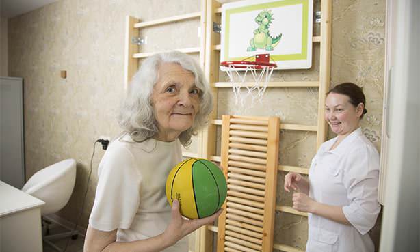 Женщина после инсульта в специально оборудованной комнате