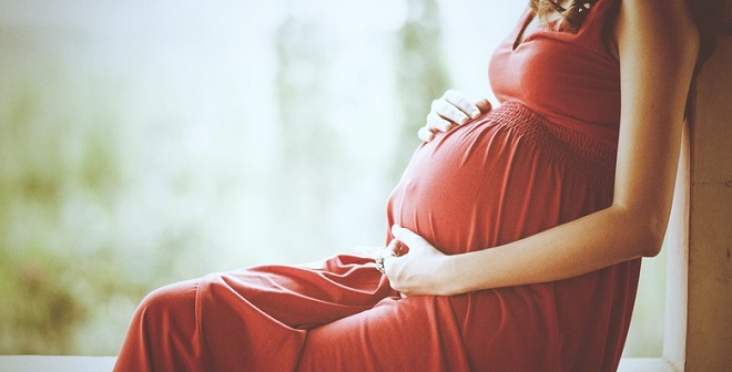 беременная в красном