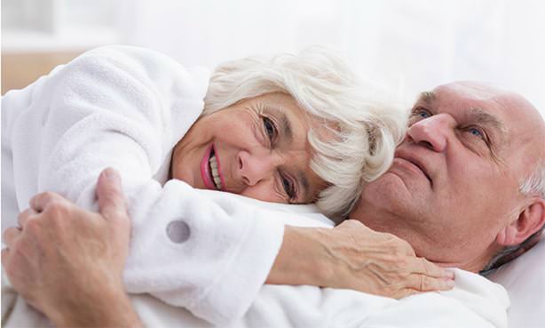 Пенсионеры лежат в обнимку