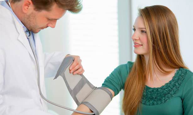 Измерение АД у девочки подростка