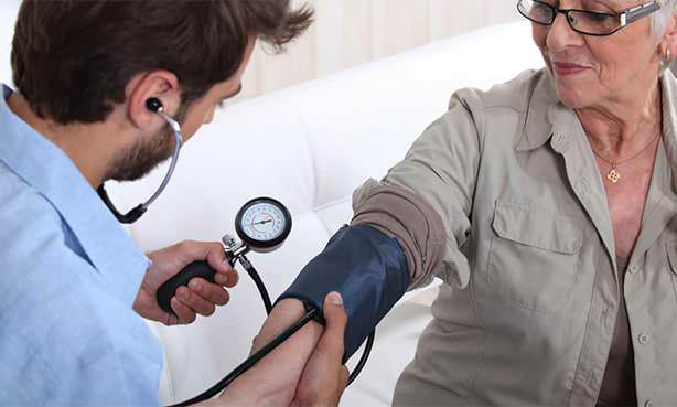 Тонометрия у пожилой женщины