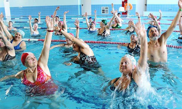 Пенсионеры в бассейне