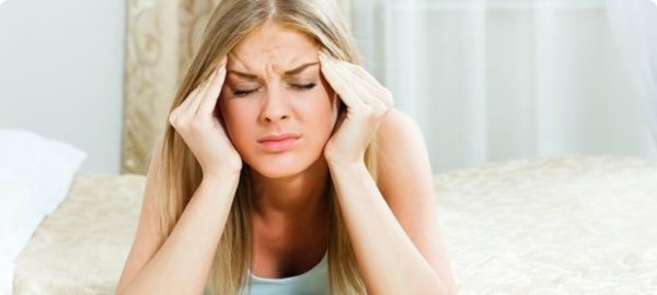у девушки болит голова