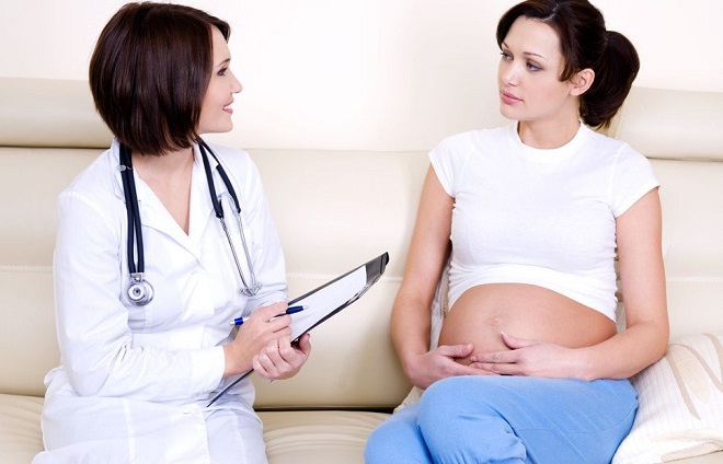 врач дает консультацию