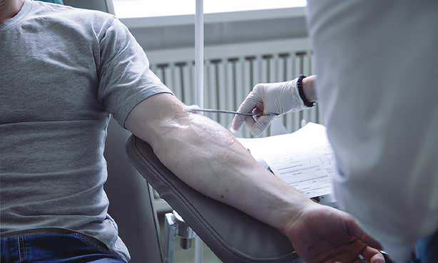 Анализ крови из вены у мужчины