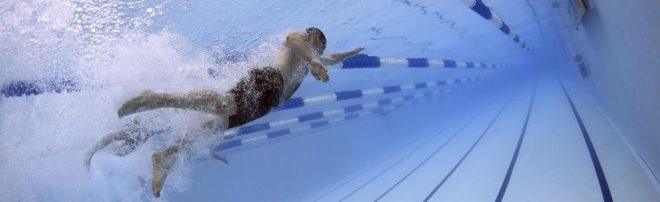 плаванье в бассейне