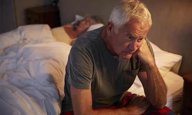 Взрослый мужчина проснулся ночью