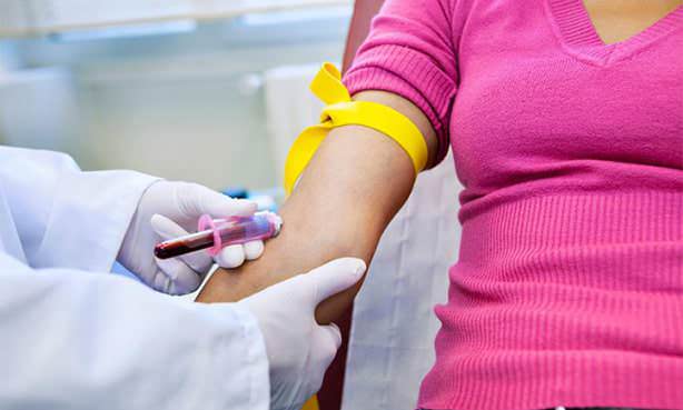 Анализ крови из вены у женщины