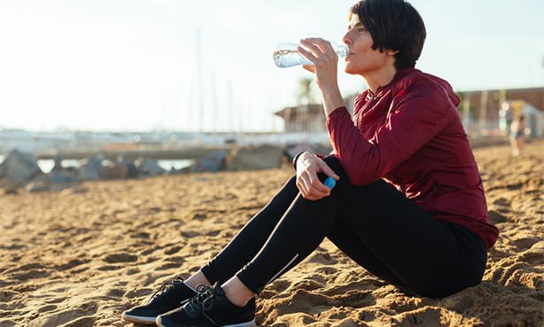 Женщина пьет воду