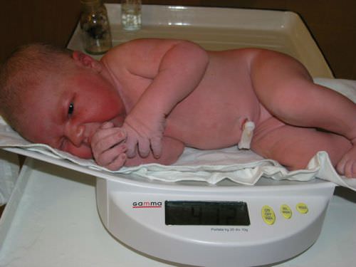 Взвешивание новорожденного ребенка