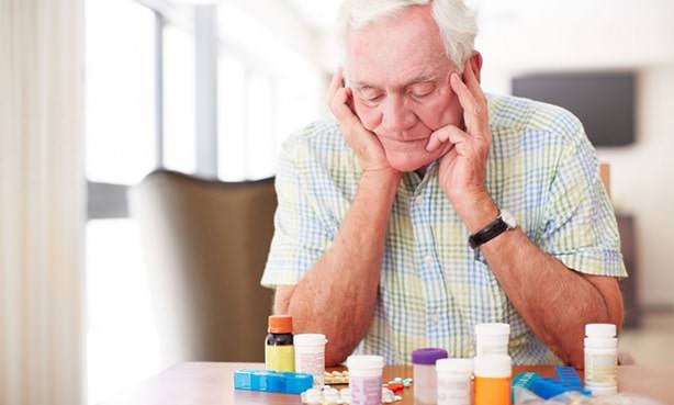 Пожилой мужчина с лекарствами