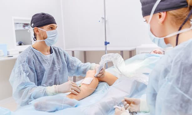 Врач сосудистый хирург