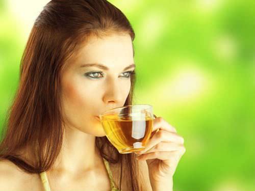 Женщина пьет чай