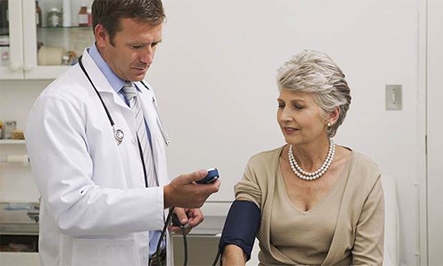 Врач измеряет давление